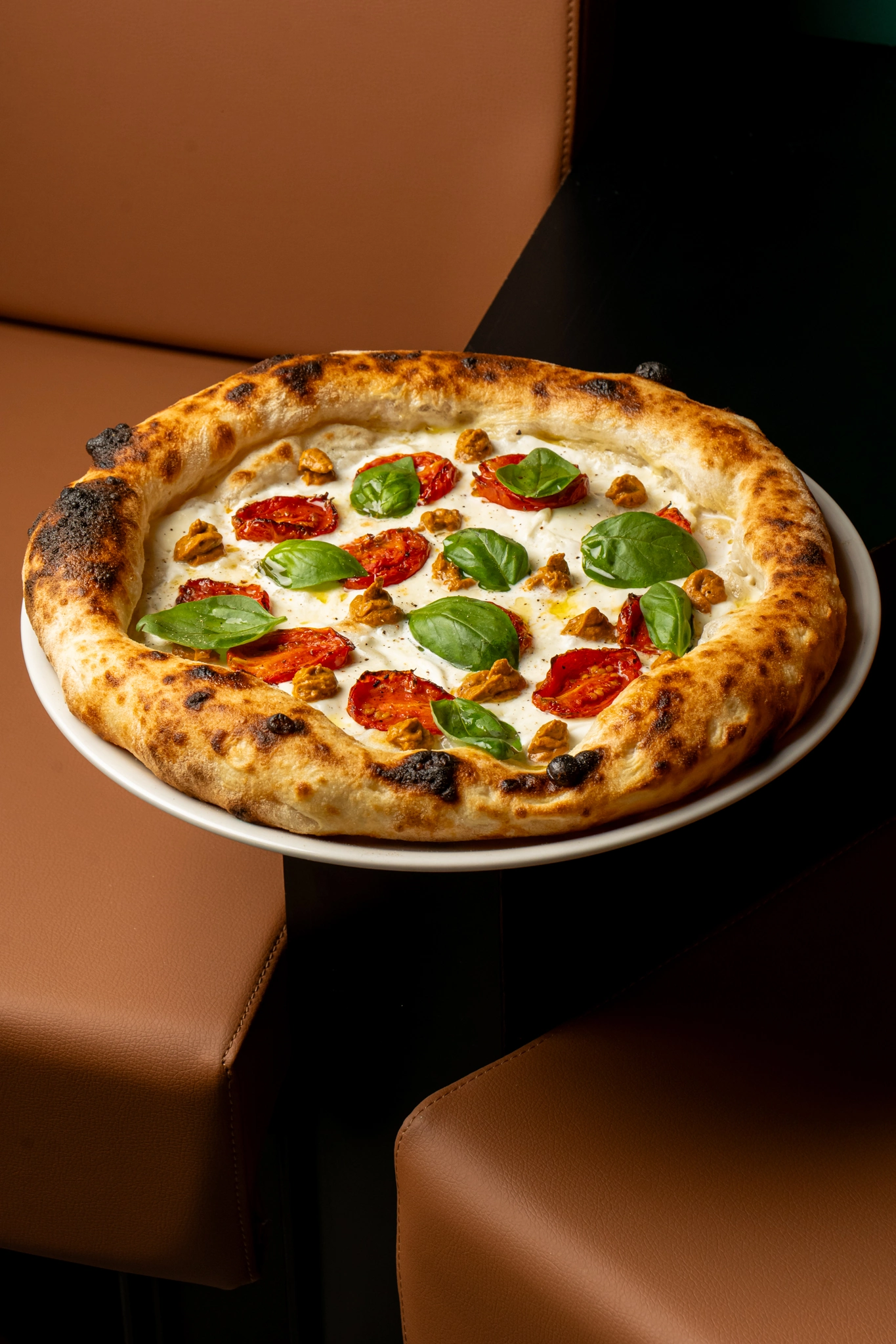Pizza con pomodoro e basilico al tavolo