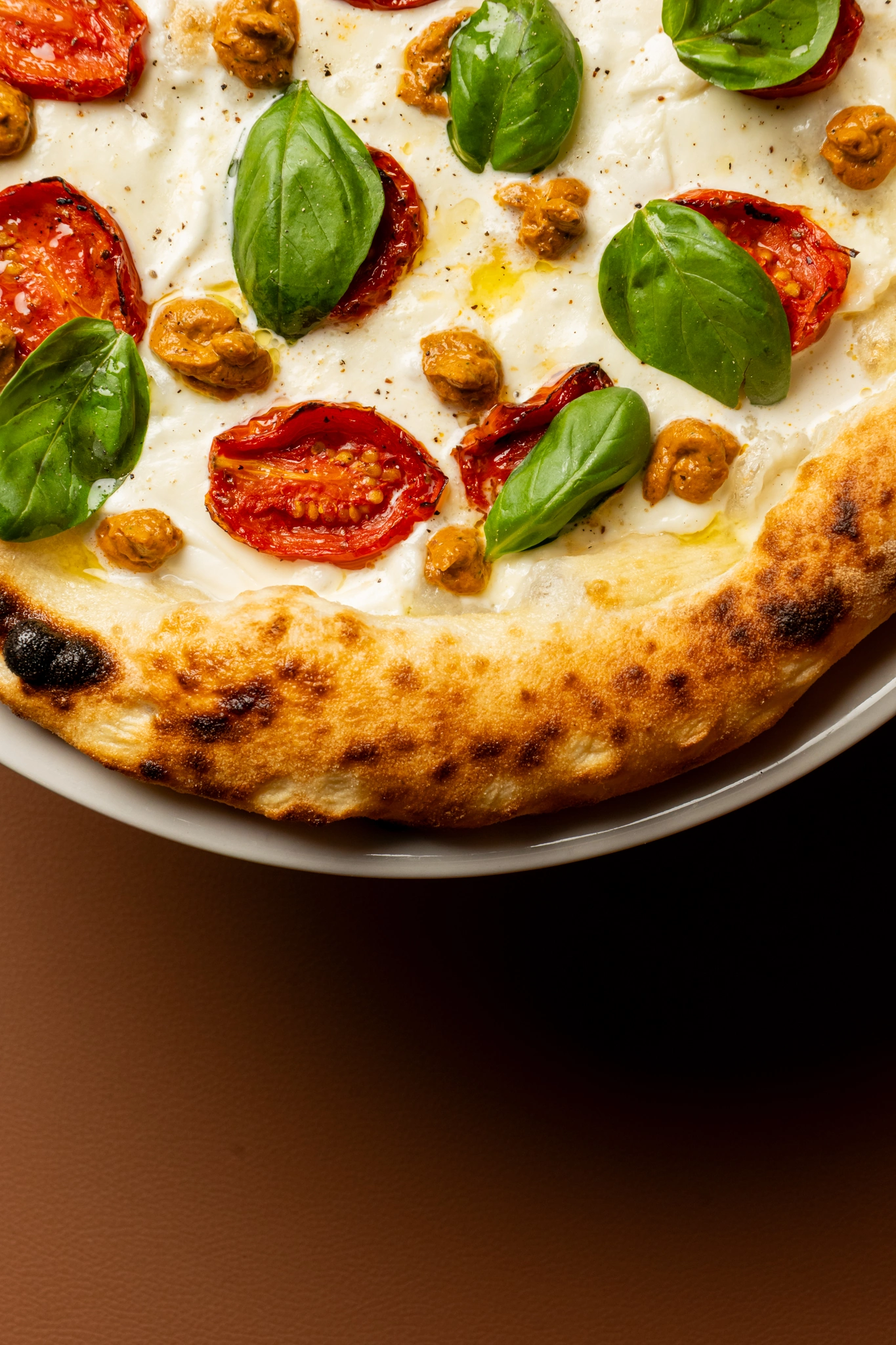 Dettaglio della pizza con pomodoro e basilico