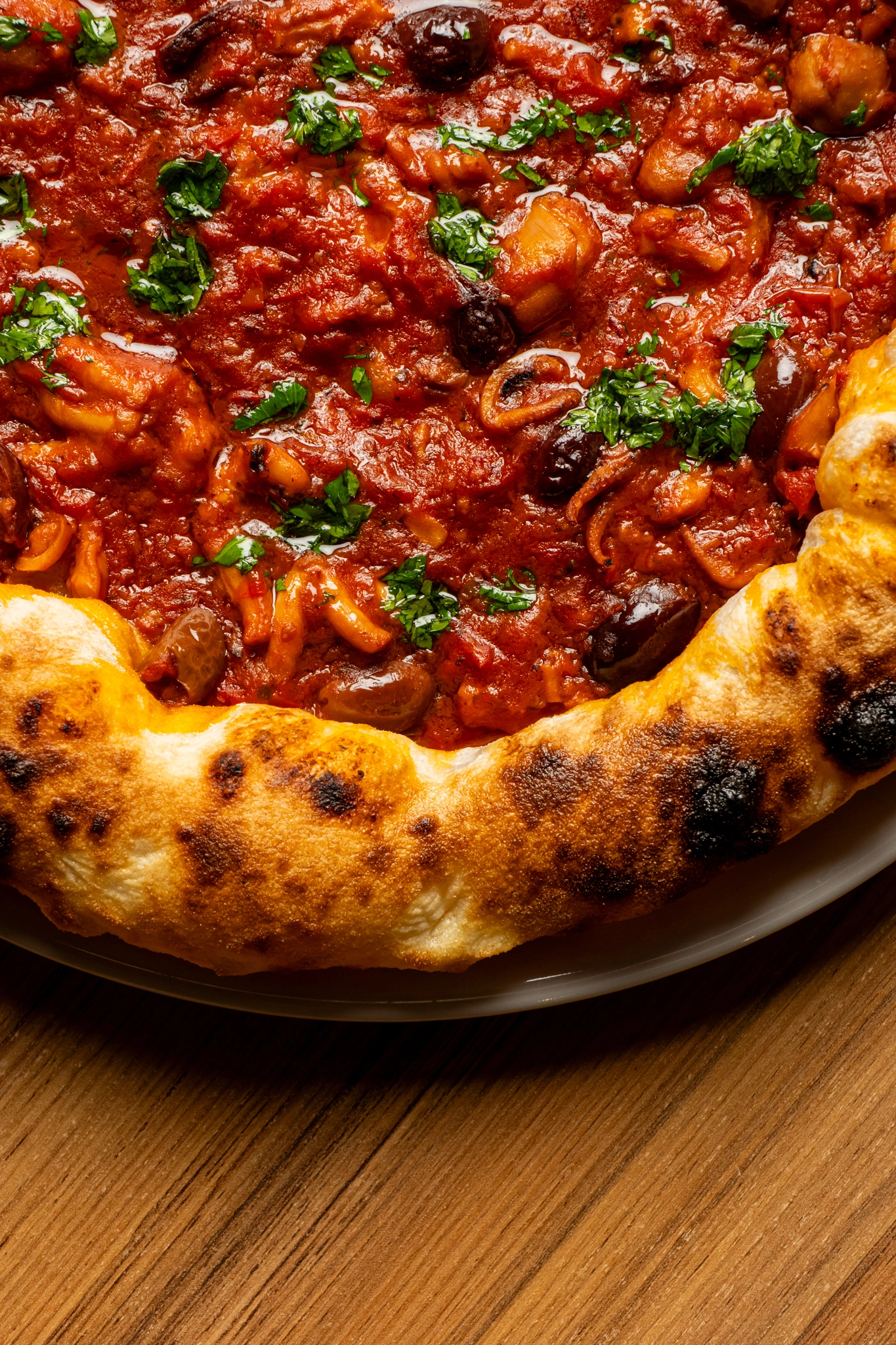 Pizza FERMENTO con pomodoro su tavolo in legno